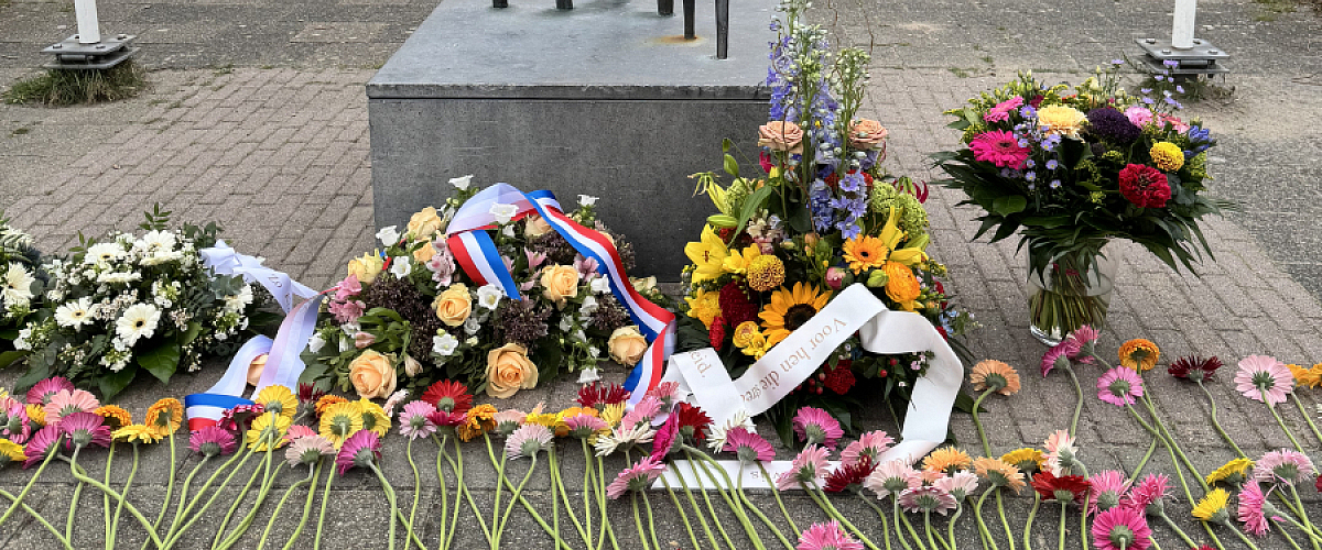 Op woensdag 16 april 2025 stond Daltonschool Eglantier Buiten stil bij een belangrijk moment: de jaarlijkse kranslegging bij het verzetsmonument in de Verzetsheldenbuurt in Delft.